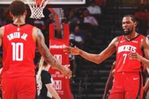 合砍52分！火箭官方发布赢球海报：封面为KD和小贾击掌瞬间