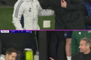 勒沃库森利用角球机会破门后，主帅与阿森纳定位球教练交流心得