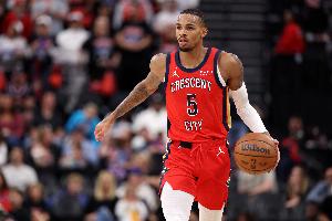 穆雷晃倒谢德！猛龙主帅：我没太在意这事 球员们都很有好胜心