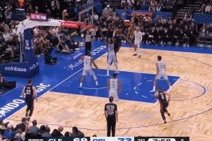 闪转腾挪！莫布里篮下连续转身晃动 起身强攻打板命中