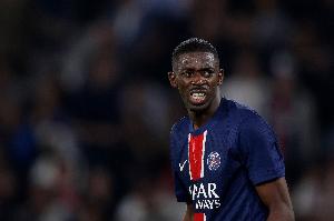 记者：巴黎有人批评恩里克选人和队友态度，但更衣室气氛并不紧张