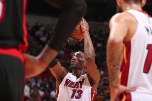 韦德：阿德巴约前三节发挥完美 但人们只盯着变成闹剧的最后5分钟