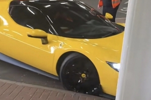 太阳报：托纳利价值30万镑的法拉利被安保人员停车时刮伤轮毂