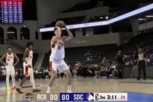 只能靠犯规了！杨瀚森篮下要空接被犯规 罚球继续涨分