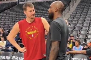 夺冠老队友！约基奇和杰夫·格林赛前寒暄许久