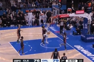 大将胆边生！席尔瓦三分线外晃飞哈登 突破起飞双手暴扣！