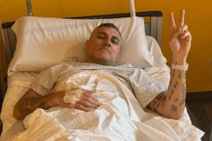 接受膝盖手术！意大利名宿维埃里晒住院图：这一关也闯过去了