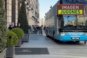 瓜帅赛后离开酒店启程返回曼彻斯特，面带笑容向球迷挥手