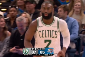 攻防建功！杰伦·布朗扑防大帽切特 顺势反击一条龙暴扣