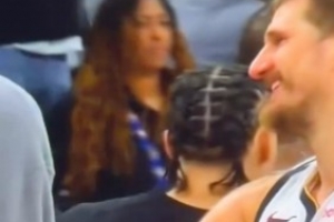 输球生气呢！约基奇满脸微笑和休战的文班打招呼 后者根本不想理