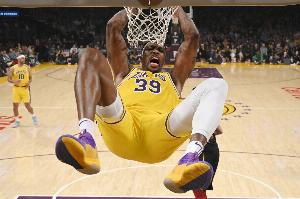 从过客到功臣！霍华德生涯两入湖人 20年随队捧起冠军奖杯！