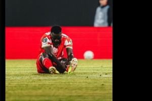 早日康复！官方：美因茨前锋西拉斯左胫骨和腓骨骨折