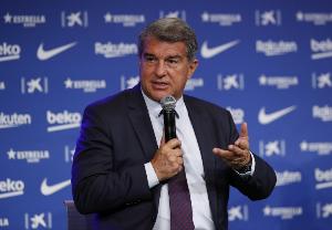 拉波尔塔：梅西应有一座雕像，但现在无论是谁都不该利用他