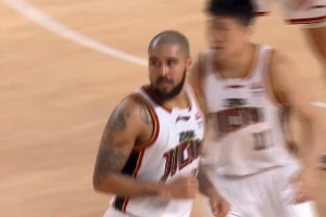 钱不白拿！吉林双外半场合计19中12轰34分 两人合计仅休息41秒