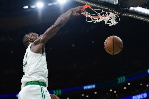 表现全面！杰伦·布朗首节8中3拿到8分2板3助2断