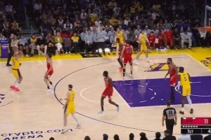 远程轰炸！东契奇弧顶接球 加长三分出手一箭穿心