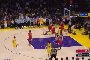 二人转！东契奇突破再送抛传 艾顿起飞灵犀一点送入篮筐