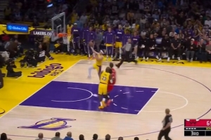 乘胜追击！詹姆斯切球策动反击 助攻里夫斯上篮打中