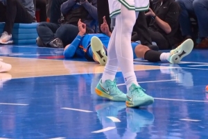 攻防起势！鸭梨封盖布朗&阿杰伊·米切尔强突拉杆上篮打成2+1