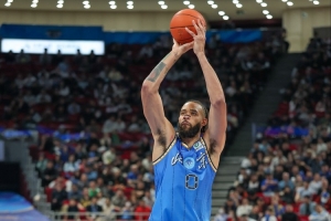 解说：麦基有策应&传球有想法&身体素质依旧在线 磨合好是大杀器