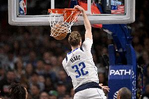 暴力美学！弗拉格突破冲筐单臂超舒展滑翔砸扣