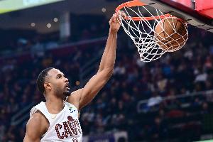 内外开花！莫布里自投自抢双手补扣&接球三分 半节已拿14分