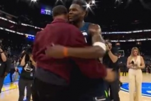 跟大哥打个招呼！爱德华兹赛后找到库里拥抱致意