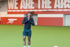 惊讶+激动！埃泽在阿森纳训练场与罗马里奥见面