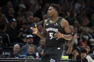 乘胜追击！爱德华兹连续硬解中投命中 率队扩大领先