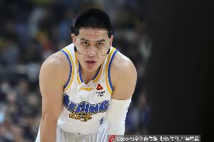 穿针引线！陈盈骏战旧主半场10中4拿到9分7助 仅1次失误