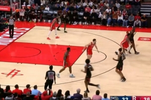 射程无限！谢泼德弧顶加长三分迎着防守命中打停鹈鹕