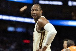 只打了5分钟！勇士官方：霍福德因左小腿肌肉紧绷退赛