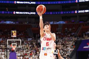 稳健控场！杨舒予半场2中2拿到5分3助 正负值+10