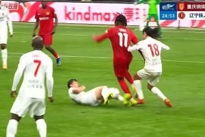 铁人25分钟已3人染黄！严鼎皓铲球犯规，马宁果断出示黄牌