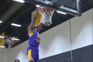 抢断队友？布朗尼接蒂耶罗传球 三分线外运一次滑翔飞扣