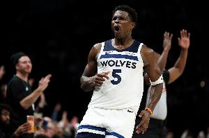 没人能对得上！爱德华兹22中13狂轰42分8板5助 罚球12中12