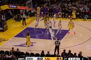 延续火力！下半场伊始斯玛特飙中个人第4记三分 助湖人扩大领先