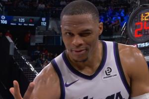 阳光开朗大男孩！威少模仿裁判比出3罚手势 随后对着镜头送上wink