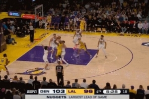 还得老头来止血！詹姆斯强突对抗抛投打板命中 可惜加罚没进