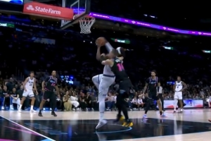 有点危险！希罗抱小卡特脖子险引冲突 前者不必要动作吃一级恶犯