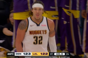 延续火力！阿隆·戈登持球单打 正面三分再度穿针