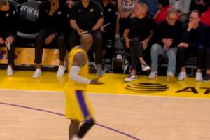 担当！詹姆斯询问教练组：八村几犯了？有必要的话 我来防约基奇