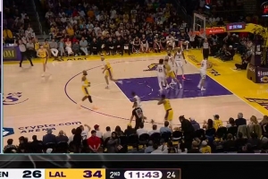 延续首节手感！斯玛特次节刚开始底角三分再中 个人第3记了！