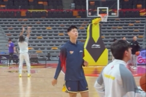 今晚上演广东生涯首秀！崔永熙早早来到球馆热身