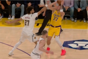 今天实打实卧底！贾马尔·穆雷对东契奇三分犯规 后者三罚扳平