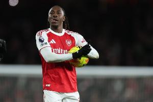 埃泽本场完成6次禁区外远射，为本赛季英超并列最多纪录