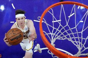 枪管发烫！里夫斯首节5投4中&三分3中2 拿到10分1助攻1盖帽