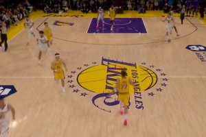 海斯被吹转换进攻犯规 贾马尔·穆雷罚球拿分后再助布朗进三分