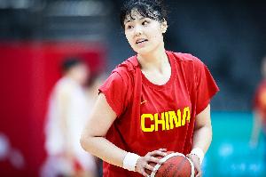 直播吧：王治郅给李月汝开小灶 帮小宝提升状态