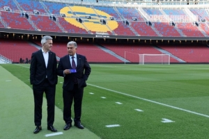 世体为拉波尔塔和丰特拍摄竞选传统照片，两人有说有笑气氛友好